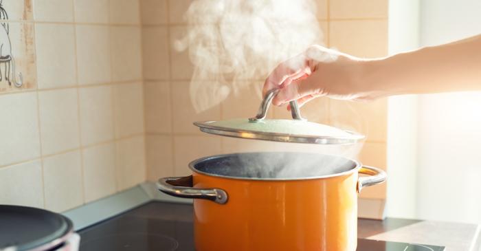 Oțetul și bicarbonatul de sodiu elimină mirosurile de gătit mai eficient decât aerisirea