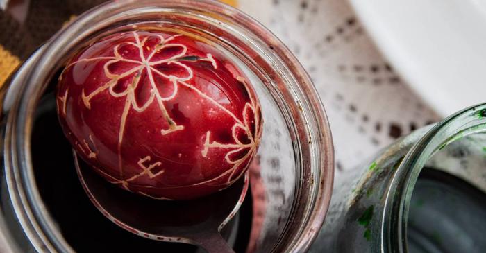 Ouăle roșii de Paște nu cresc nivelul colesterolului din sânge