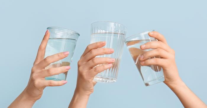 Principalul vinovat pentru paharele mate nu este detergentul, ci filtrul mașinii de spălat