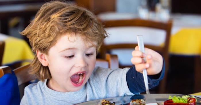 Refuzul mâncării la copii nu este un moft, ci un instinct biologic de protecție