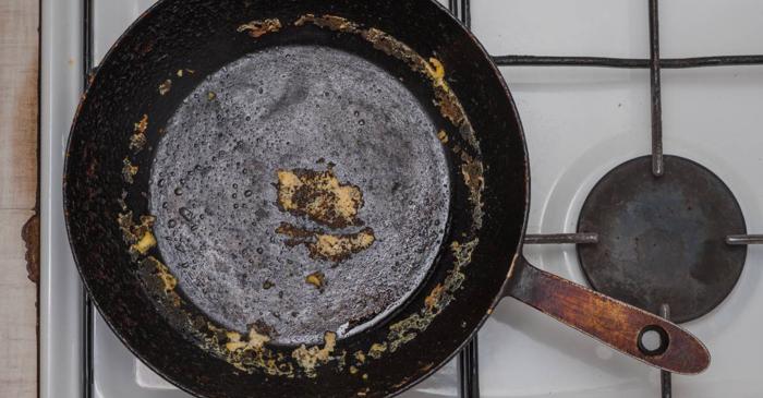 Sarea grunjoasă curăță depunerile arse de pe tigaia din fontă fără a-i deteriora suprafața