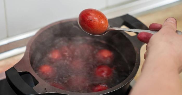 Semnele care îți arată că ai mâncat prea multe ouă de Paște