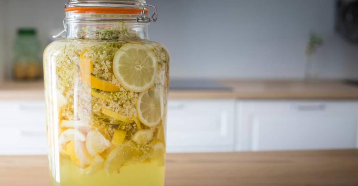 Socata susține digestia și sistemul imunitar datorită compușilor bioactivi din florile de soc