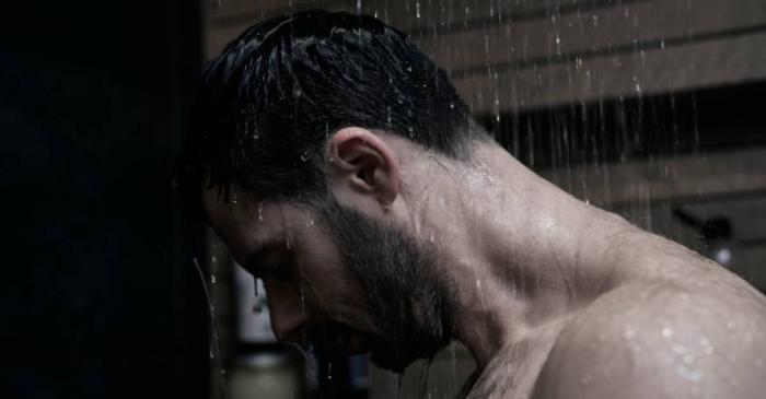 Stilul de atașament format în copilărie explică de ce iubim diferit