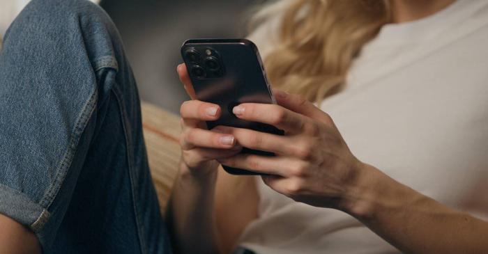 Telefonul mobil fragmentează atenția și reduce capacitatea de concentrare pe termen lung