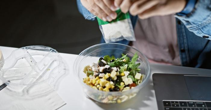 Trei sosuri simple transformă salata dintr-un preparat banal într-o masă sofisticată