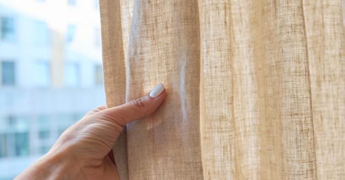 Un obicei simplu menține perdelele curate fără spălări frecvente