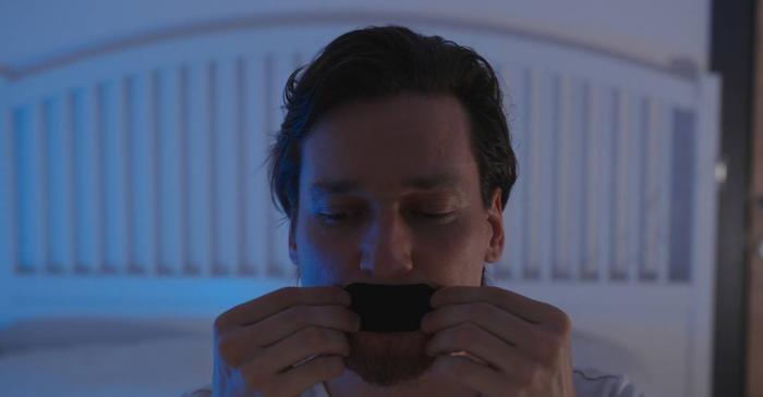 Un profesor de la King's College își lipește gura înainte de somn pentru a dormi mai bine