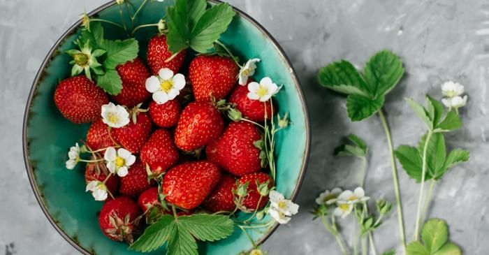 Un truc simplu transformă o căpșună cumpărată într-o plantă roditoare
