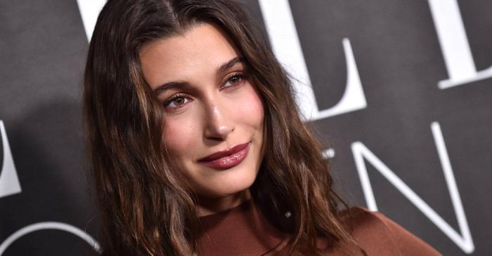 Buzele încețoșate ale lui Hailey Bieber înlocuiesc machiajul dur al anilor trecuți