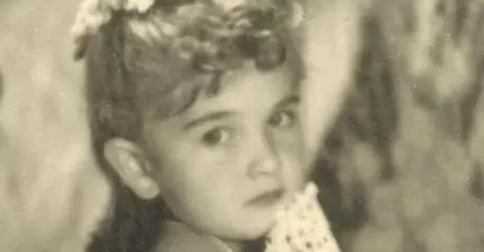 Cine este fetița din fotografia virală cu ochi albaștri?