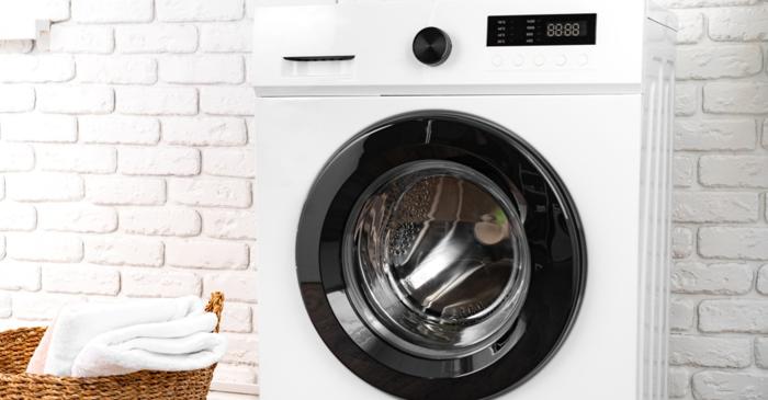 Mai mult detergent nu înseamnă haine mai curate, ci invers